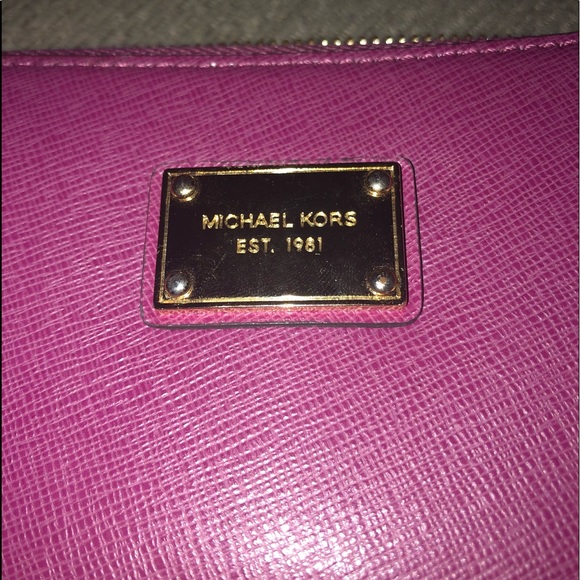 Michael Kors leather wristlet - Picture 2 of 6